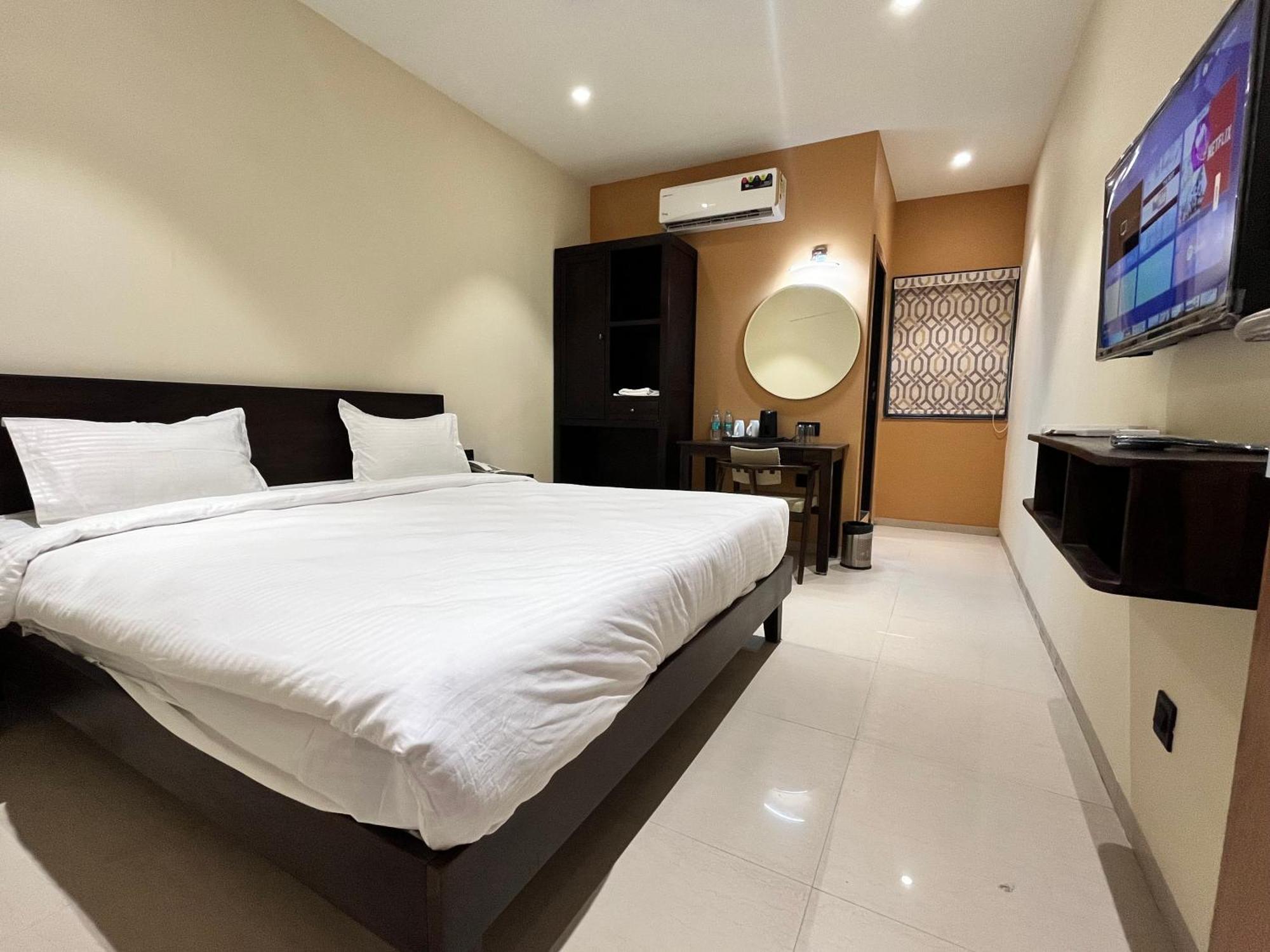 Hotel Avenue Plaza Mundra Eksteriør bilde